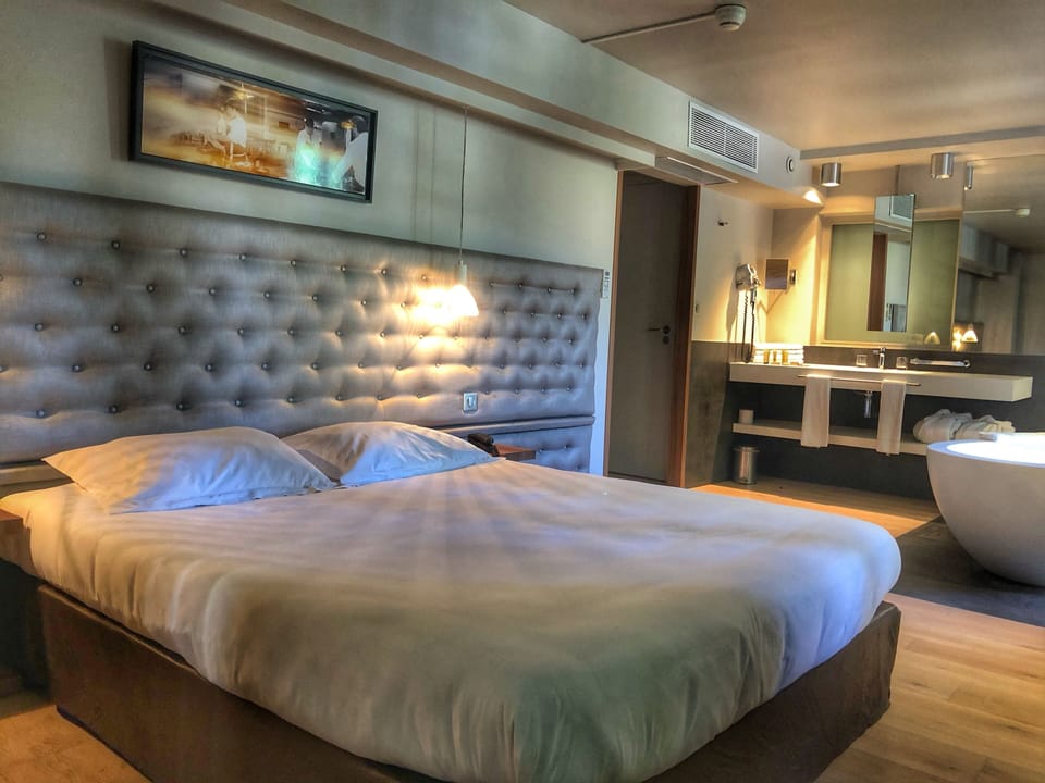 Superior Double Room | Bathroom | Shower, rainfall showerhead, free toiletries, hair dryer