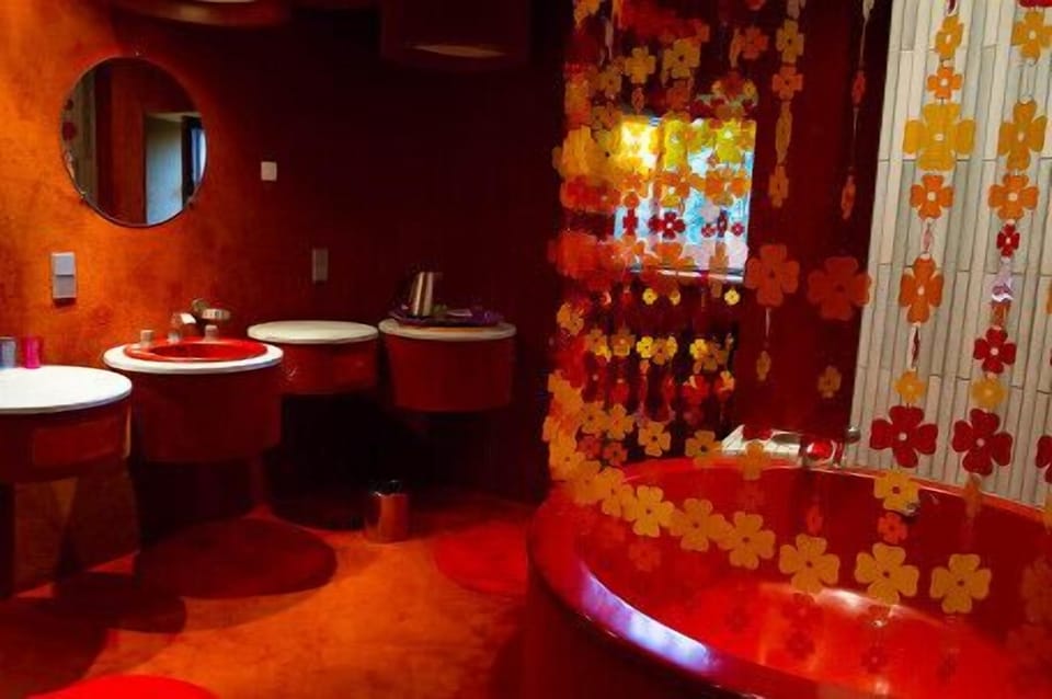 Room (Milton) | Bathroom | Shower, free toiletries, hair dryer, slippers