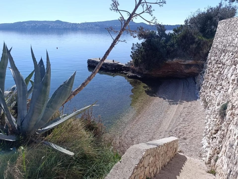 Beach nearby, 2 beach bars