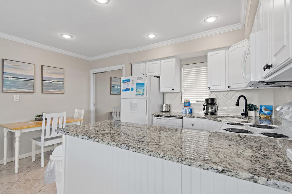 House, 1 Queen Bed (Capri by the Gulf 119) | Private kitchen