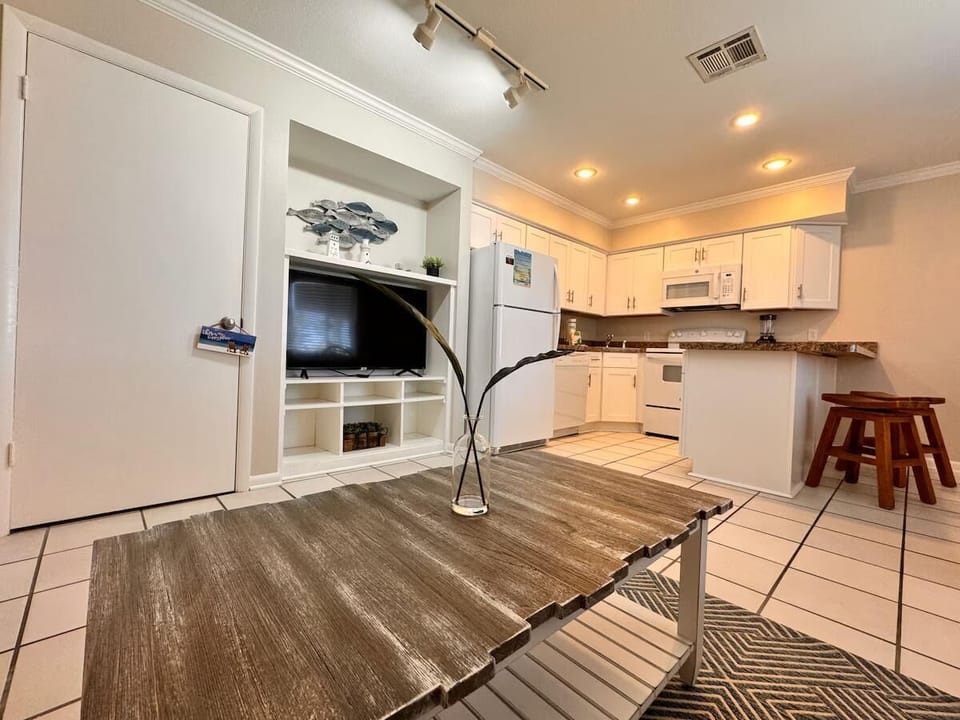 House, 1 King Bed with Sofa bed (Capri by the Gulf 121) | Private kitchen