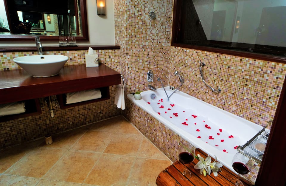 Combined shower/tub, deep soaking tub, free toiletries, hair dryer