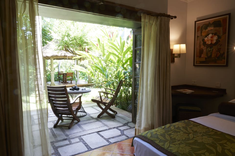 Superior Cottage, 1 King Bed, Garden View | Minibar, in-room safe, desk, blackout drapes