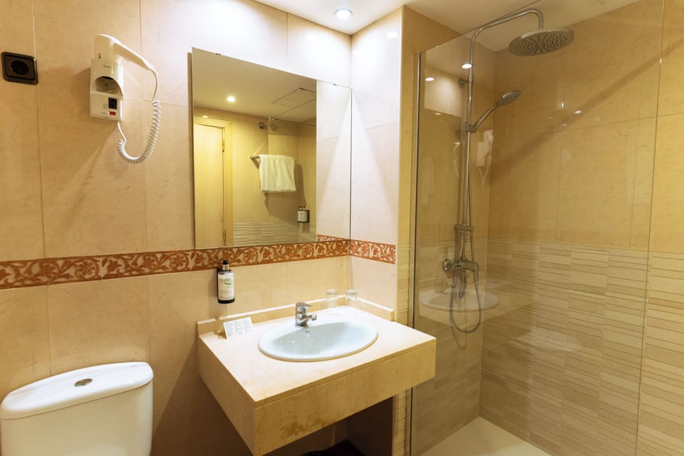 Standard Room, City View | Bathroom | Shower, free toiletries, hair dryer, towels
