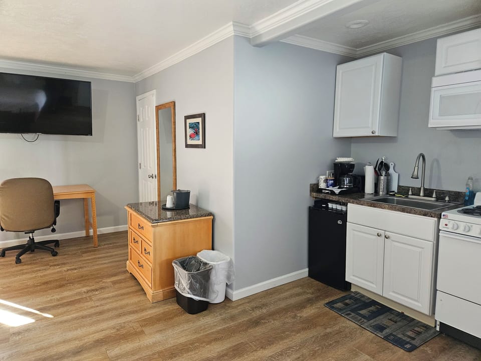 1 King Bed Efficiency with Creek View Deck | Premium bedding, laptop workspace, free WiFi, bed sheets