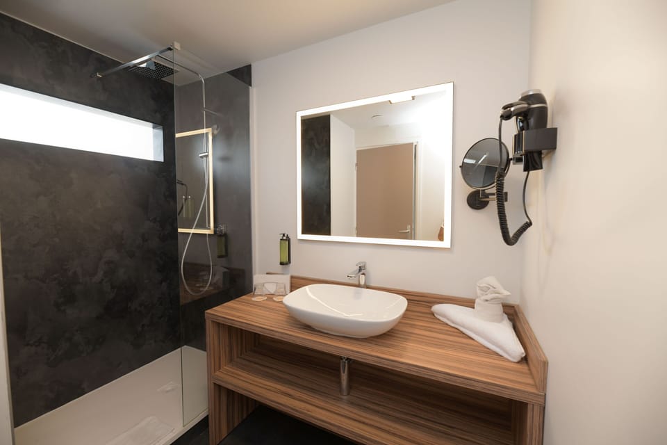 Shower, rainfall showerhead, free toiletries, hair dryer