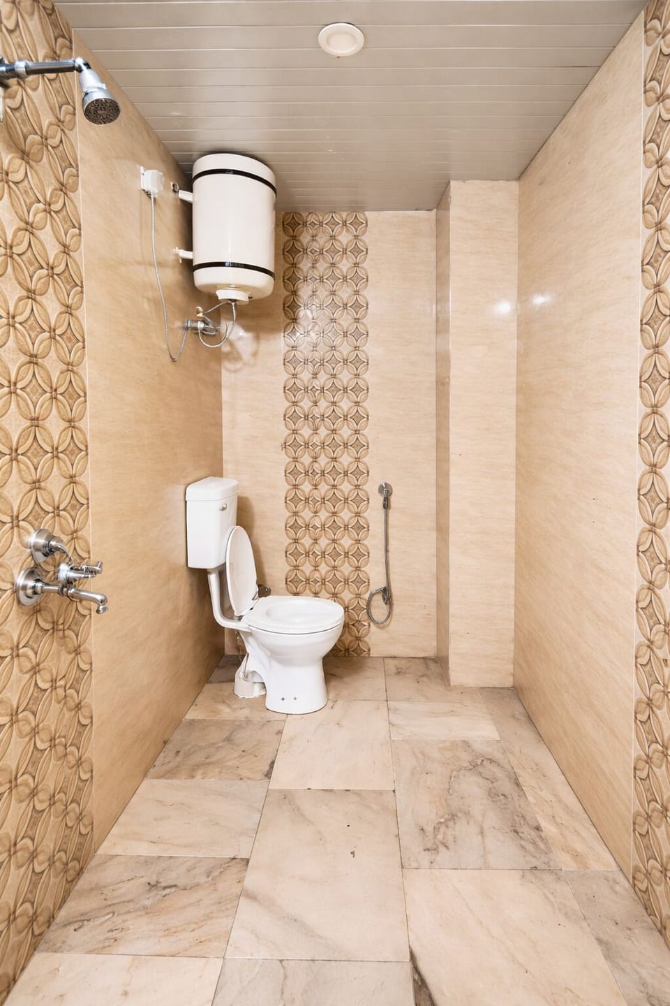 Deluxe Double Room, Lake View | Bathroom | Shower, rainfall showerhead, free toiletries, slippers