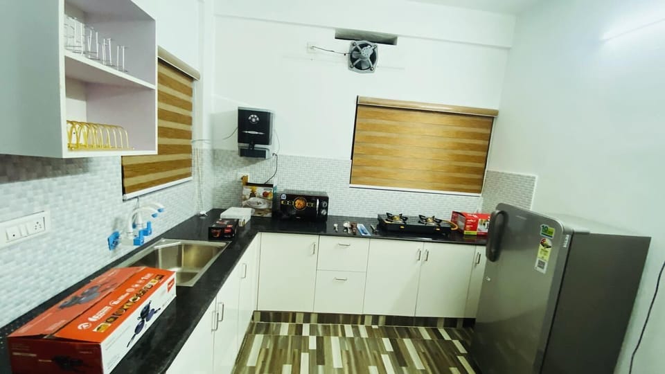 Apartment, 2 Bedrooms, Non Smoking, Kitchen | Private kitchen | Fridge, microwave, cookware/dishes/utensils