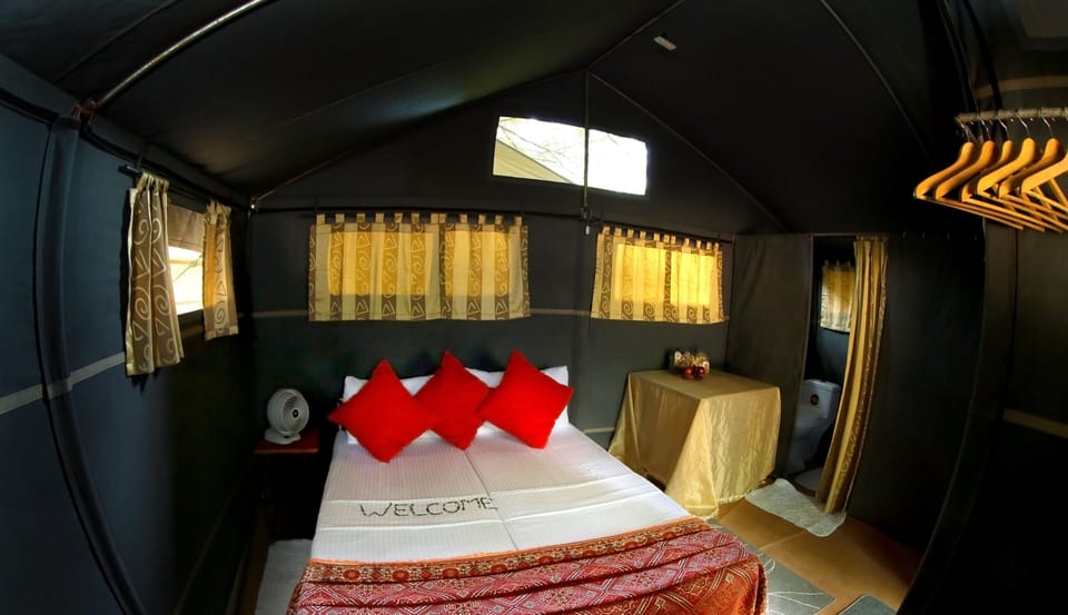 Deluxe Tent, River View | Free rollaway beds, free WiFi, bed sheets
