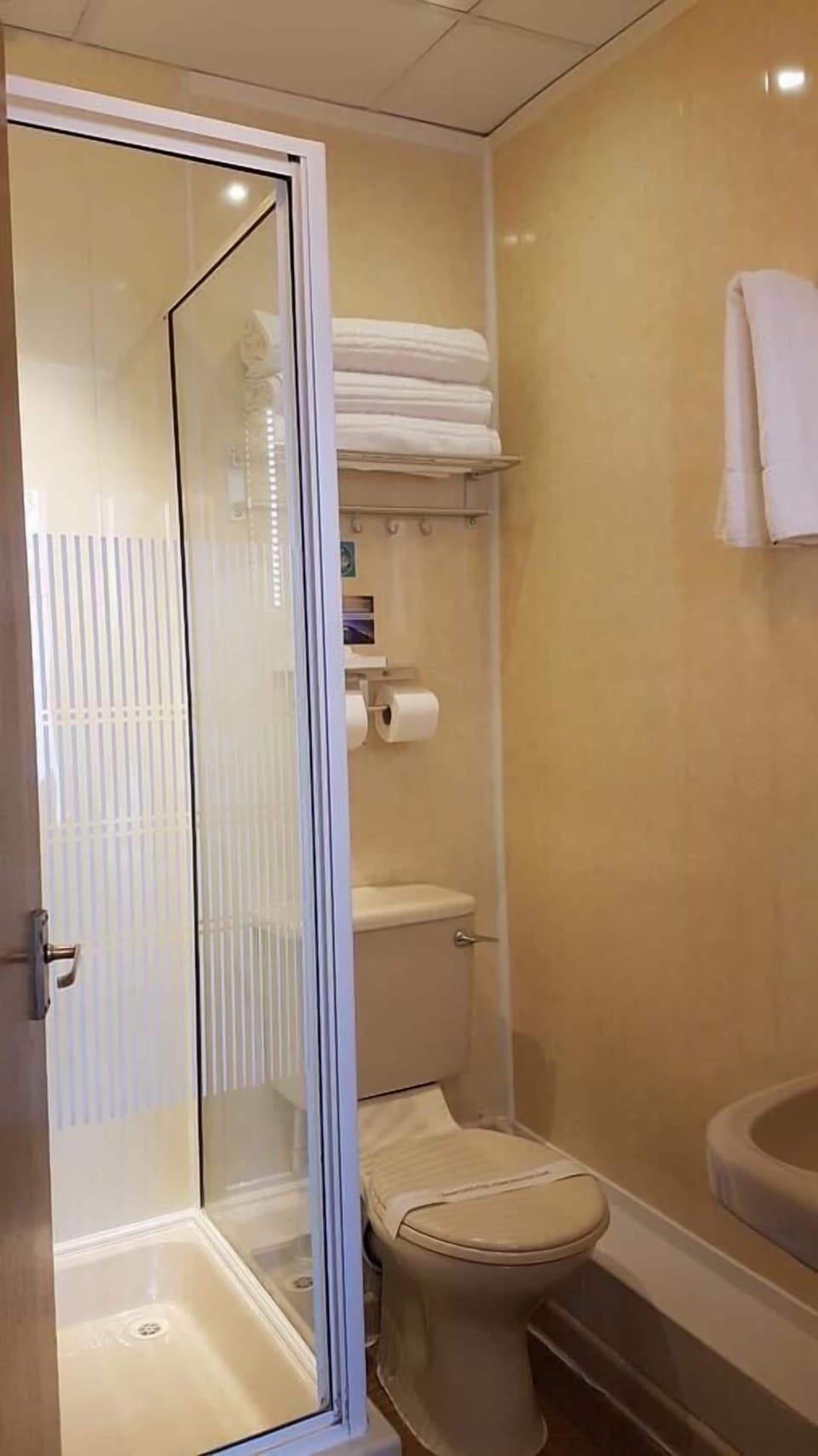 Family Quadruple Room | Bathroom | Shower, hair dryer, towels, soap