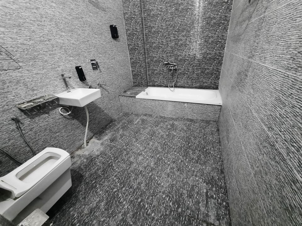 VIP Super Deluxe Room | Bathroom | Soap, shampoo, toilet paper