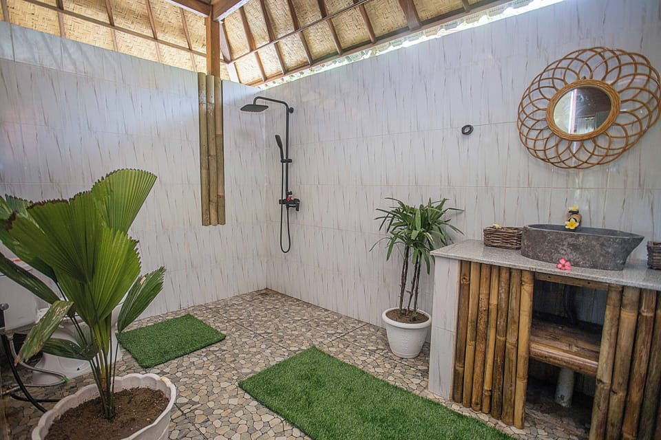 Shower, rainfall showerhead, free toiletries, towels