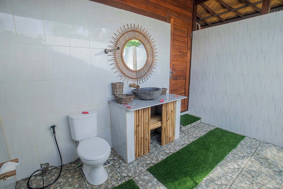 Shower, rainfall showerhead, free toiletries, towels