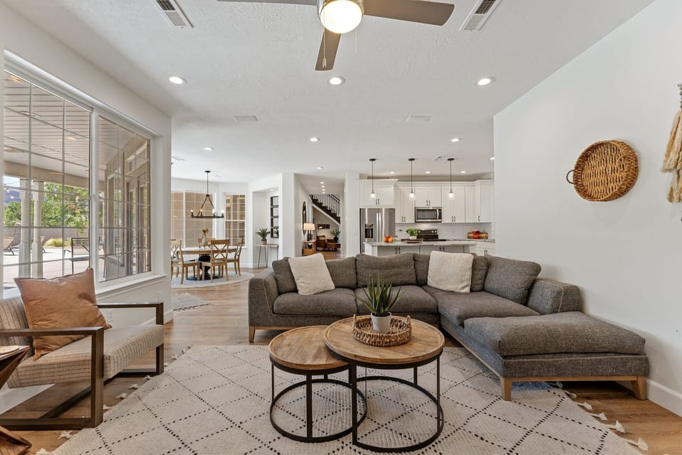 House, 6 Bedrooms | Living area | Smart TV