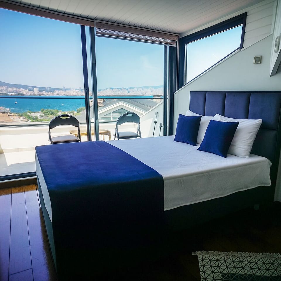 Panoramic Suite, Sea View | Free minibar items, in-room safe, laptop workspace, blackout drapes
