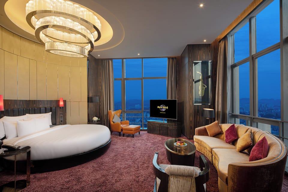Suite (Rock Star) | Living area | LCD TV, offices