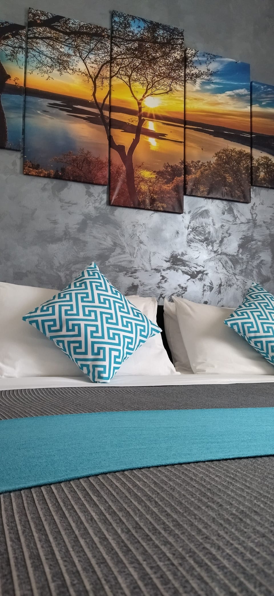 In-room safe, blackout drapes, free WiFi