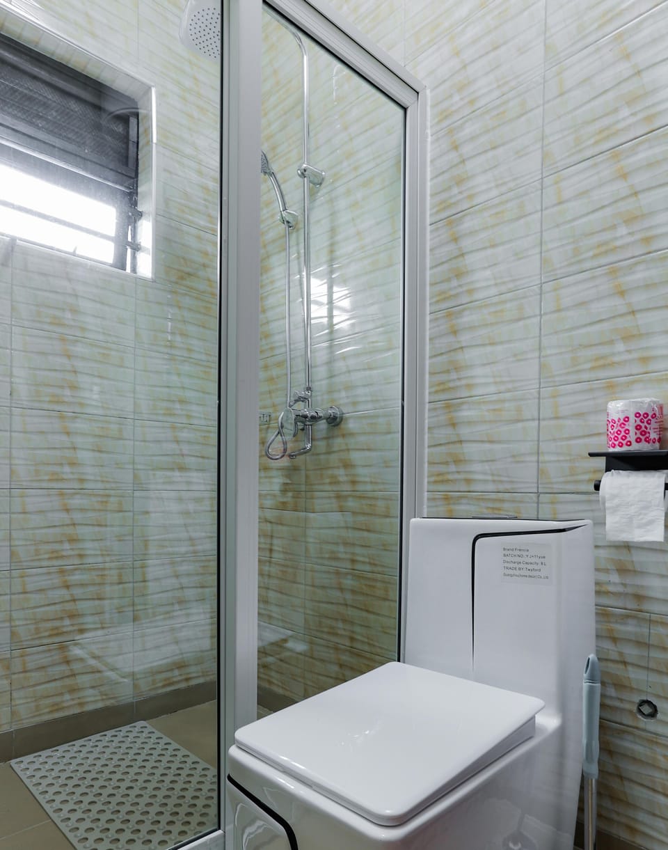 Comfort Apartment | Bathroom | Shower, free toiletries, slippers, towels