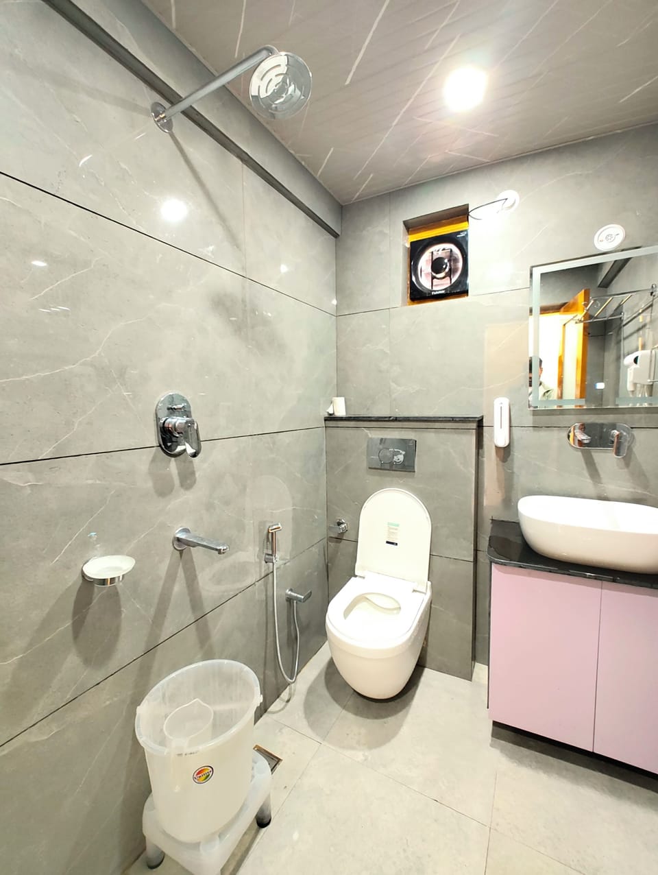 Shower, rainfall showerhead, free toiletries, slippers