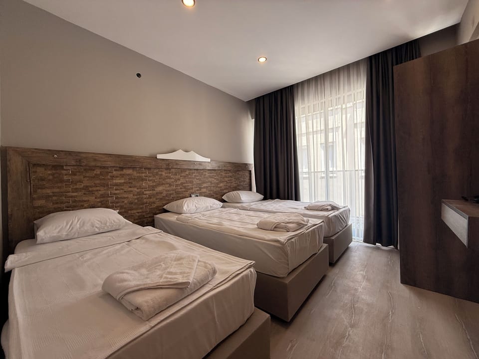 Classic Triple Room | In-room safe, iron/ironing board (on request), WiFi (free), bed sheets