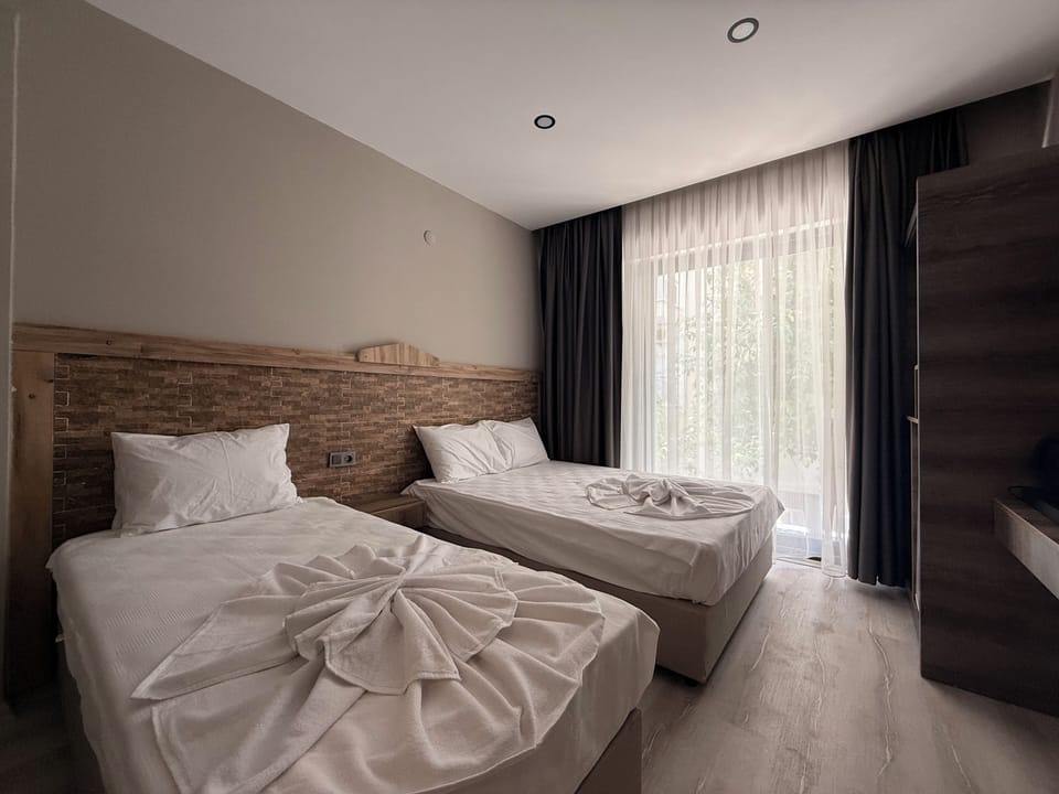 Triple Room, Multiple Beds | In-room safe, iron/ironing board (on request), WiFi (free), bed sheets
