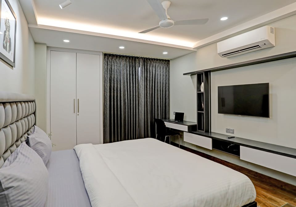 Studio, City View | In-room safe, desk, laptop workspace, blackout drapes