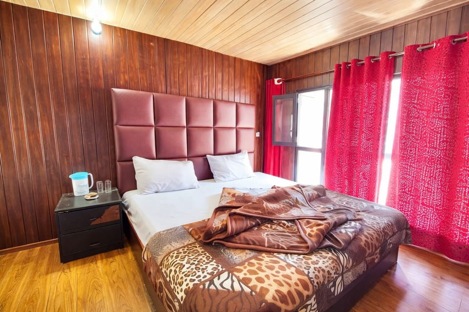 Deluxe Double Room | In-room safe, desk, soundproofing, free WiFi