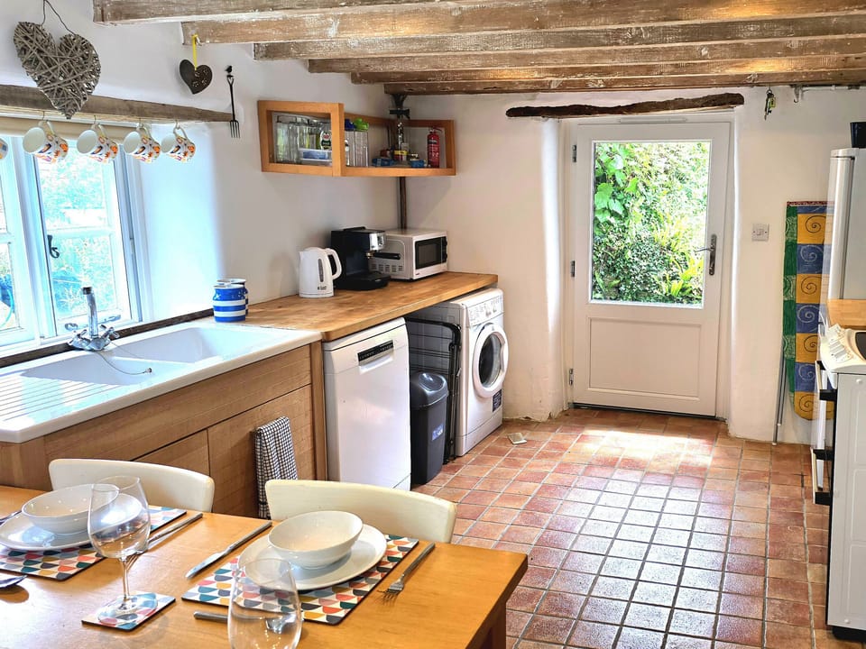 Cottage | Private kitchen | Fridge, microwave, dishwasher, toaster