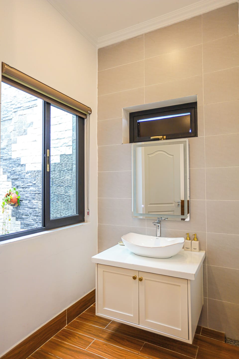 Basic Double Room, 1 Double Bed | Bathroom | Hair dryer, slippers, bidet, towels