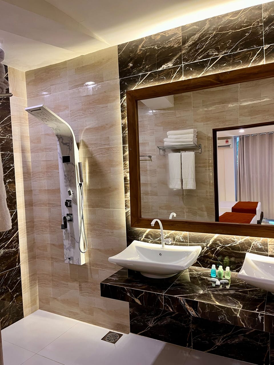 Family Suite, Balcony, Garden View | Bathroom