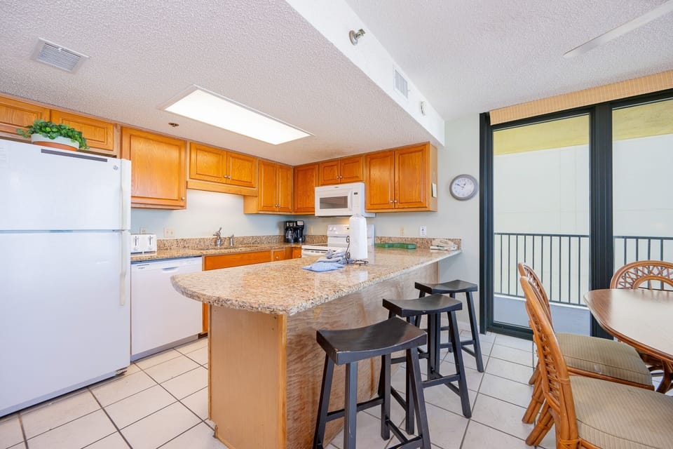 Condo, 3 Bedrooms | Private kitchen | Coffee/tea maker, fridge, oven
