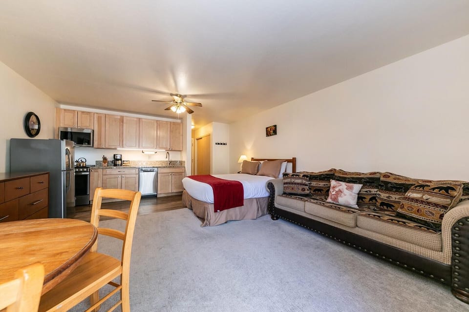 Condo, 1 Bedroom | Interior