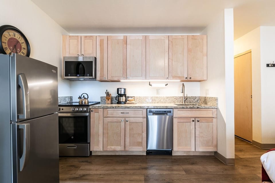 Condo, 1 Bedroom | Private kitchen | Fridge, oven, coffee/tea maker, toaster
