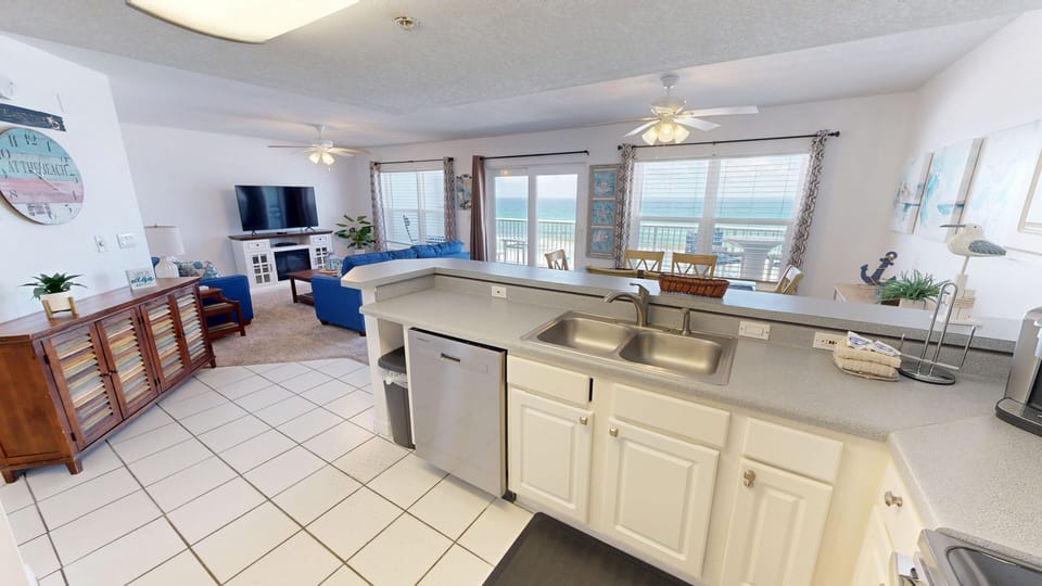 Condo, 2 Bedrooms | Private kitchen