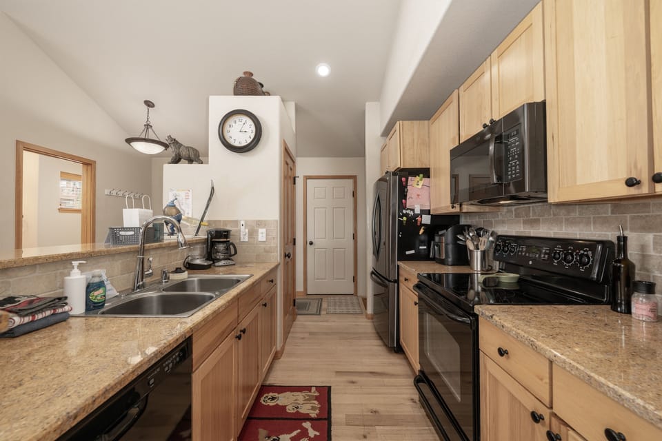 House, 3 Bedrooms | Private kitchen | Fridge, oven, coffee/tea maker, toaster