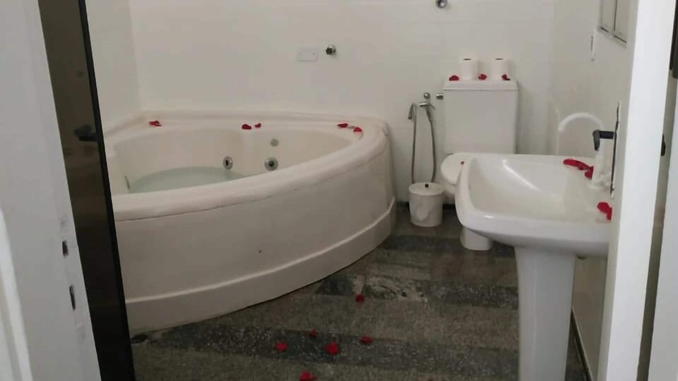 Deluxe Suite | Private spa tub