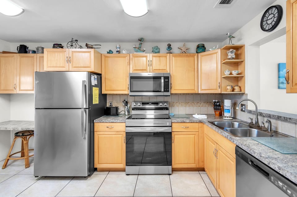 Condo, Multiple Beds (Sea Breeze 503) | Private kitchen | Oven, toaster