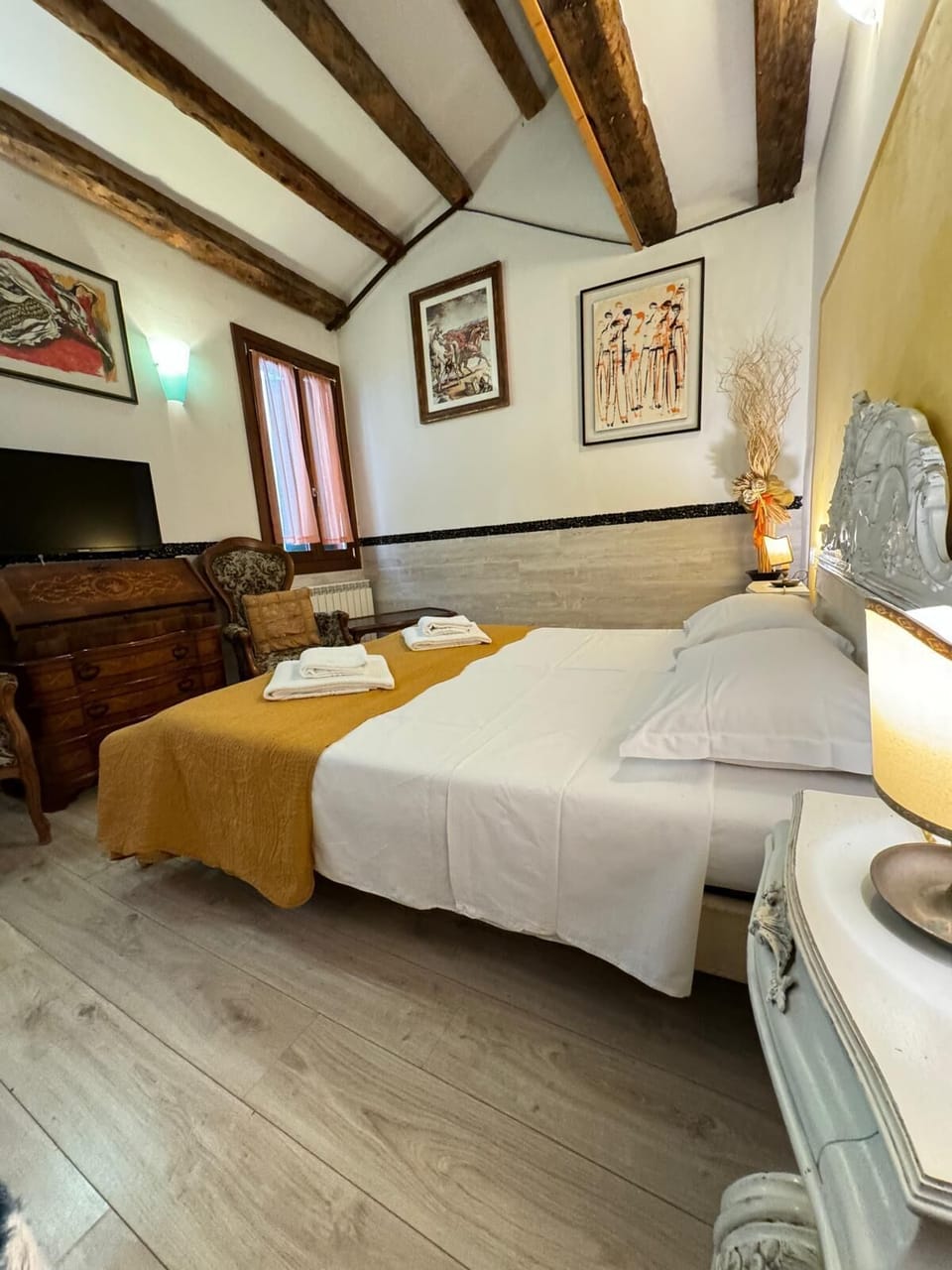 Executive Room | Desk, iron/ironing board, free WiFi, bed sheets