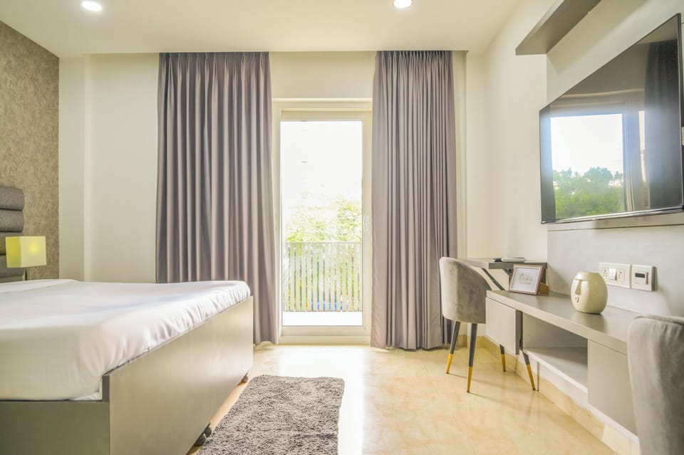 Studio, City View | In-room safe, desk, laptop workspace, blackout drapes