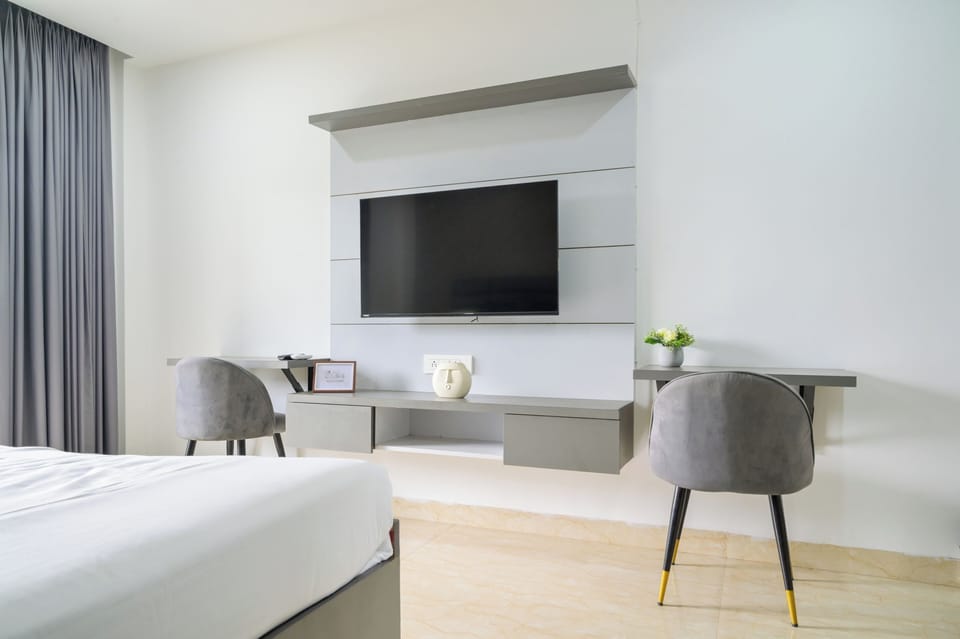 Studio, City View | In-room safe, desk, laptop workspace, blackout drapes