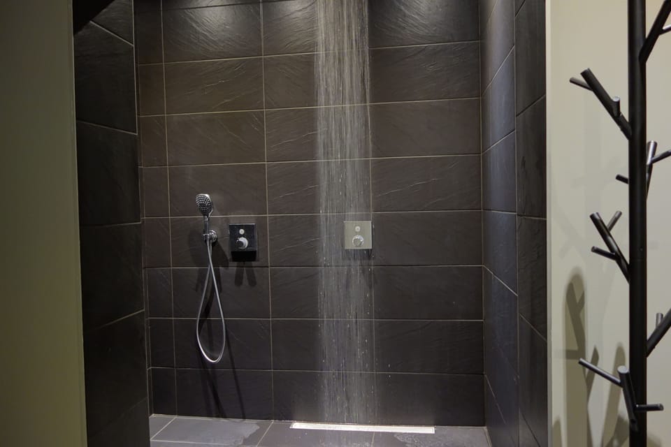 Sauna, hot tub, hydrotherapy, 1 treatment room