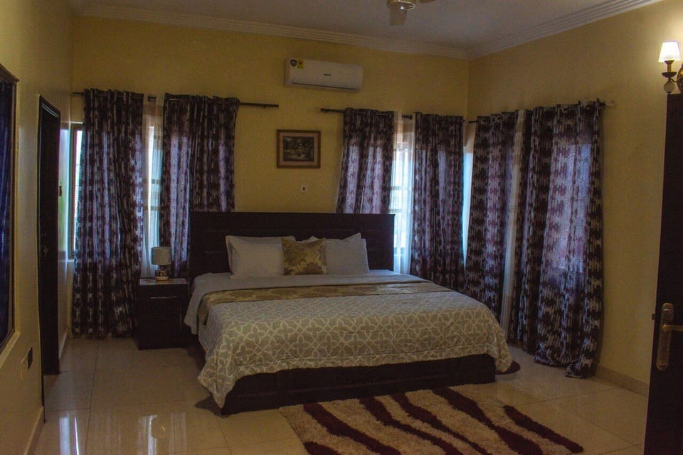 Family Double Room | Desk, laptop workspace, blackout drapes, soundproofing