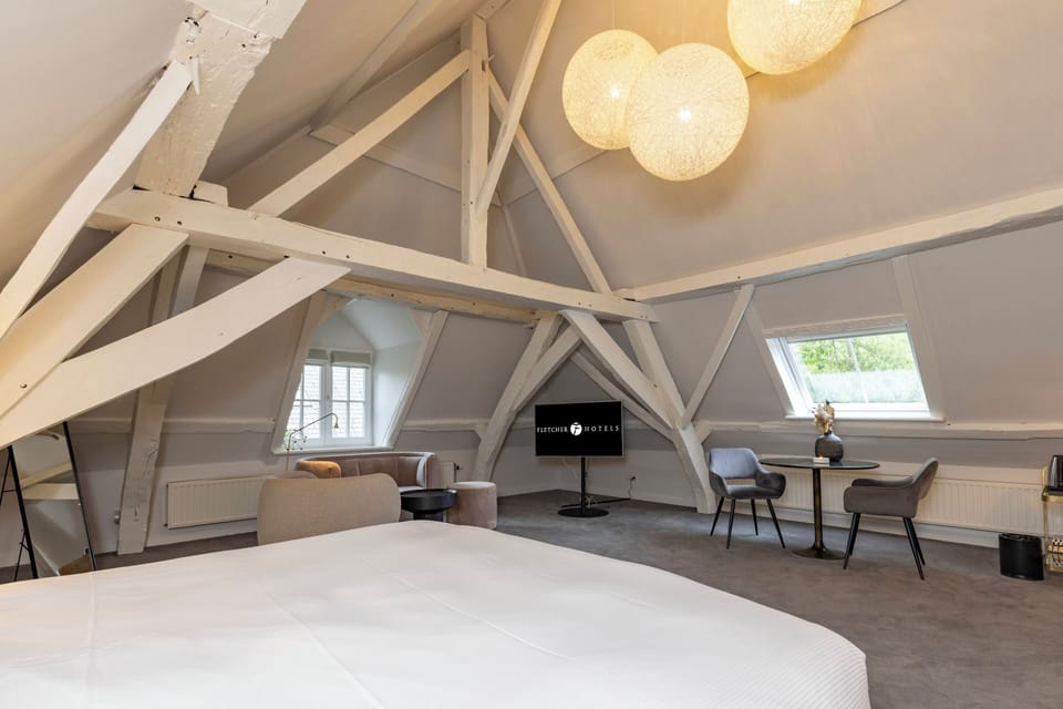 Honeymoon Suite | In-room safe, desk, blackout drapes, free WiFi