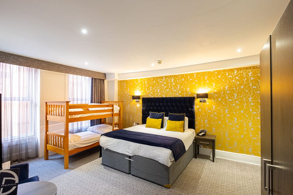 Hypo-allergenic bedding, desk, iron/ironing board, free WiFi