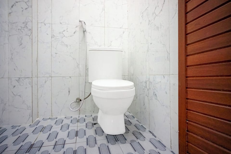 Standard Suite, 1 Double Bed | Bathroom | Shower, towels, soap, shampoo