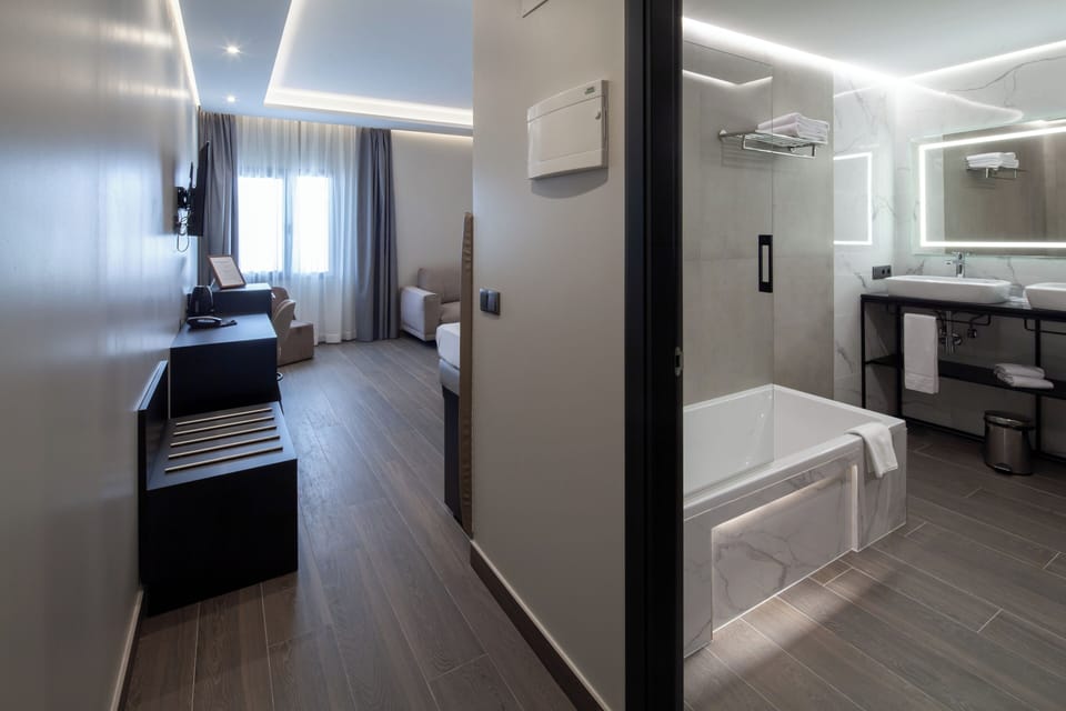 Junior Suite | Minibar, in-room safe, desk, laptop workspace