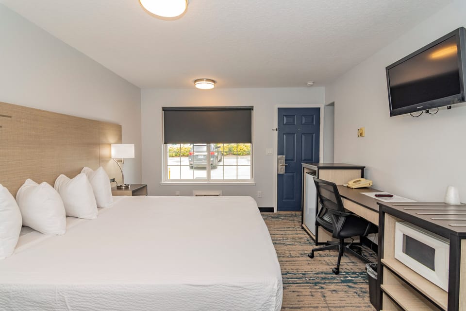 Standard Room, 1 King Bed | Free WiFi, bed sheets