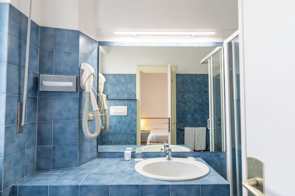 Studio | Bathroom | Shower, free toiletries, hair dryer, towels