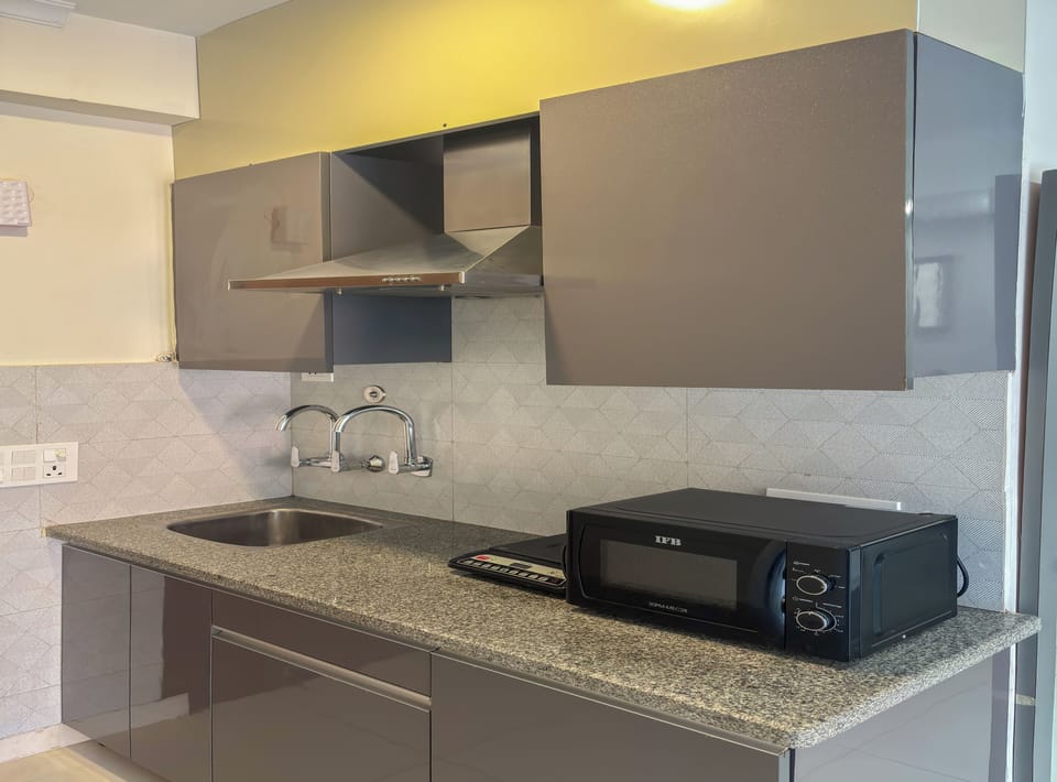 Studio, City View | Private kitchenette | Fridge, microwave, oven, dishwasher