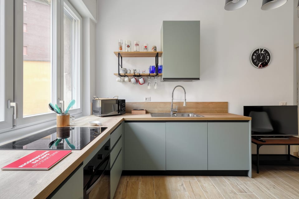 Apartment, 2 Bedrooms, 2 Bathrooms | Private kitchen | Electric kettle, dining table
